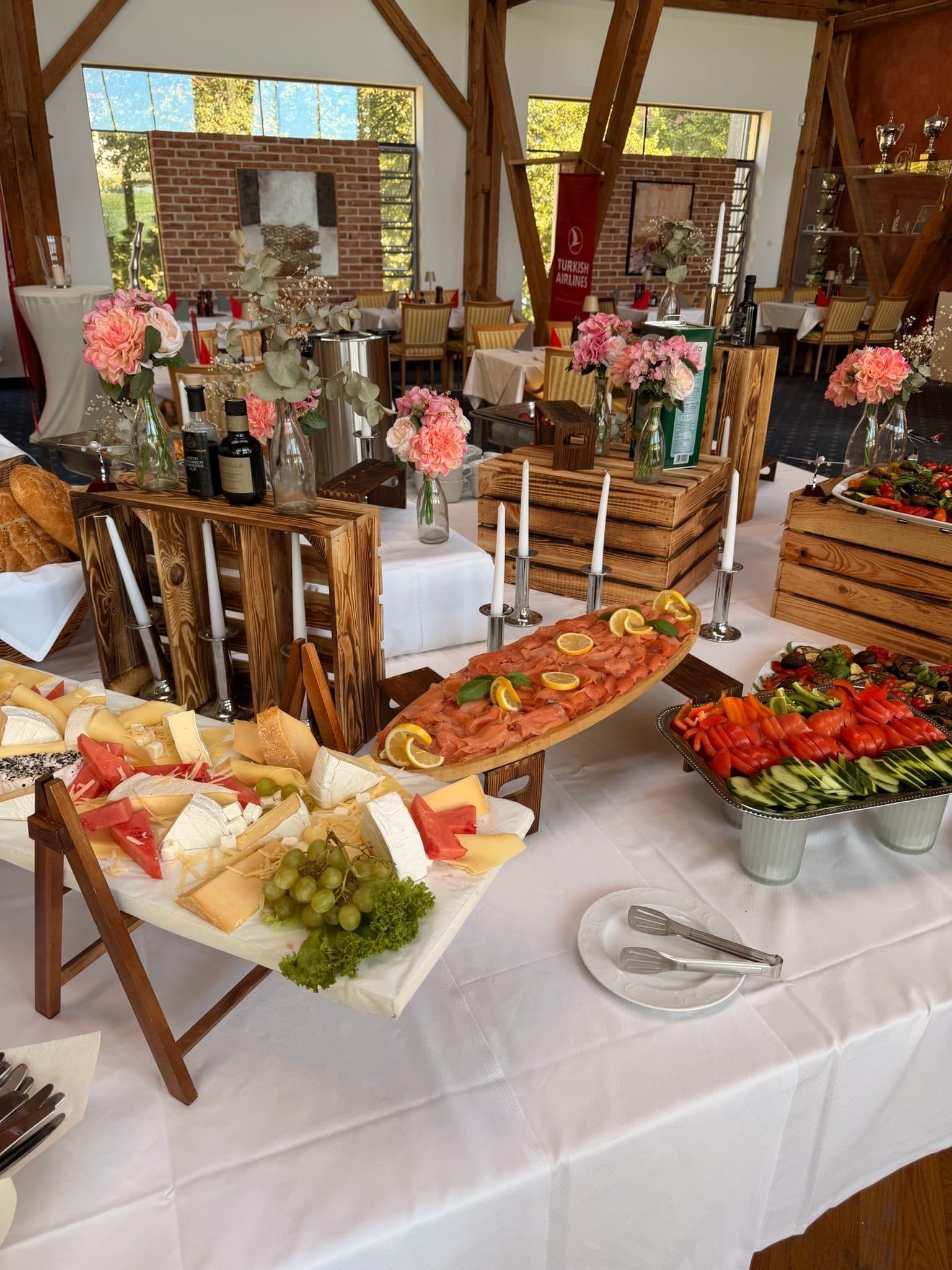 Buffet mit Antipasti, Käse und Wurst auf Holzkisten unter dem Dachstuhl