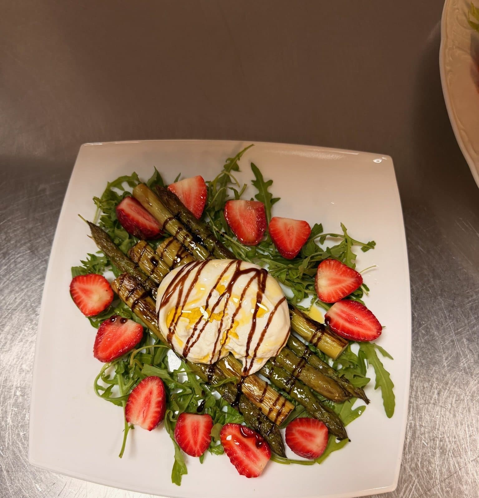 Burrata auf Rucola und gegrilltem Gemüse mit Erdbeeren und Balsamico