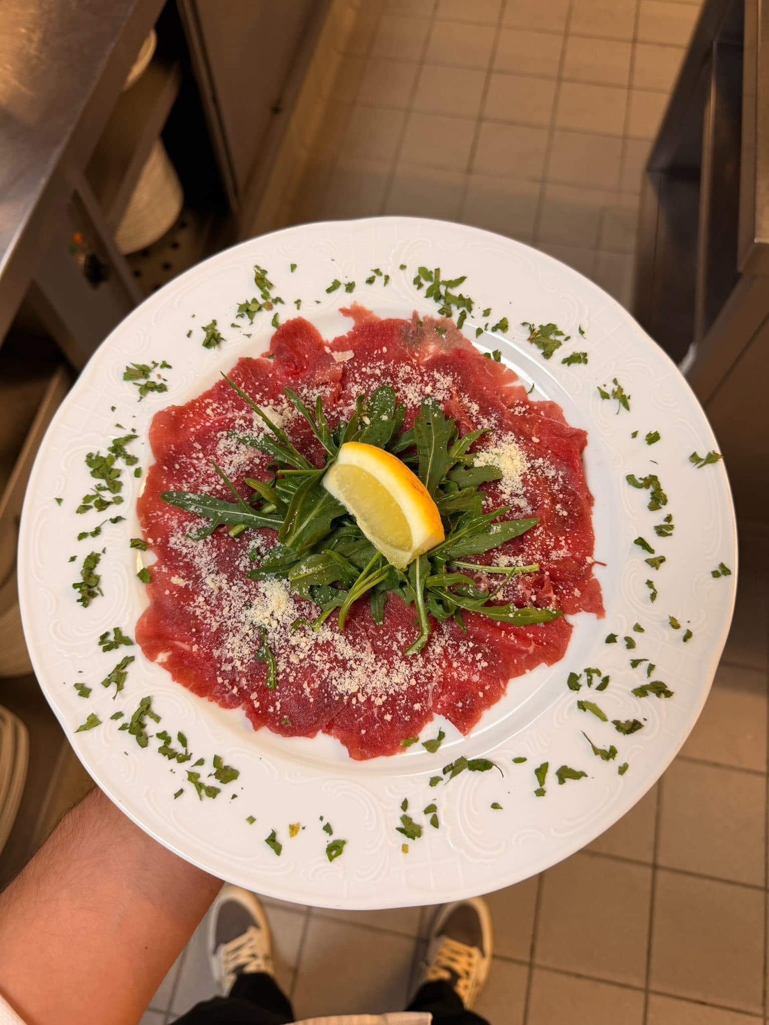 Carpaccio mit Rucola, Parmesan und Zitrone